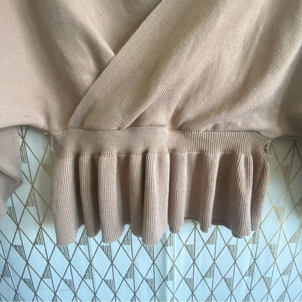 V neck Sweater with ruffles​ - Picture 8 of 10